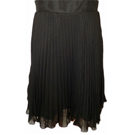 Черна шифонова рокля за поводи с плисирана пола