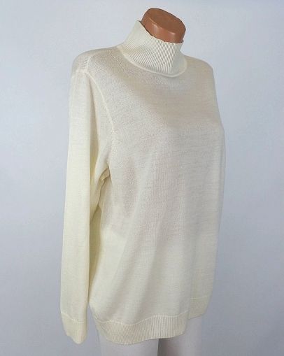 Кремав пуловер с вълна