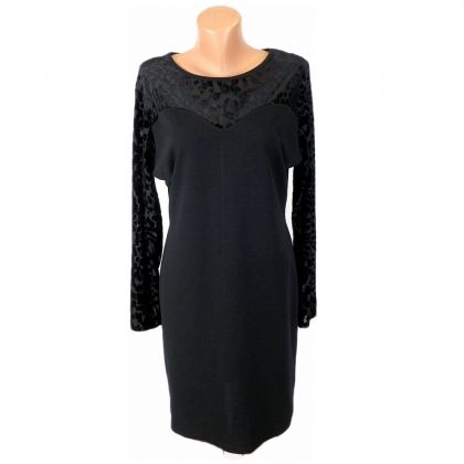 Черна еластична рокля с кадифени ръкав