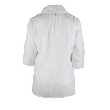 Бяла блуза с асиметрична яка и интересно закопчаване