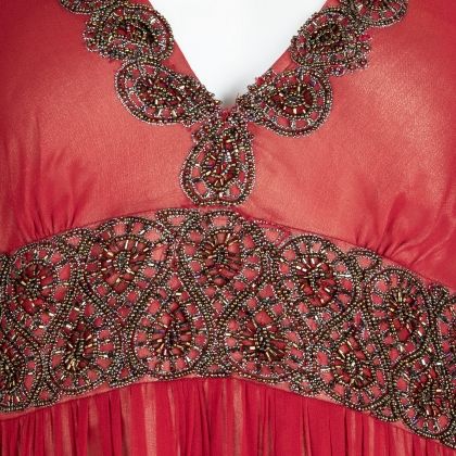 Червена шифонова рокля с гол гръб и  невероятни бродерии