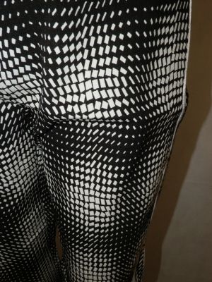 L Еластичен черно-бял панталон