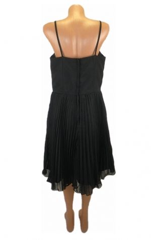 Черна шифонова рокля за поводи с плисирана пола
