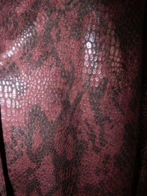 XXL Интересно сако в цвят цвекло със змийска шарка