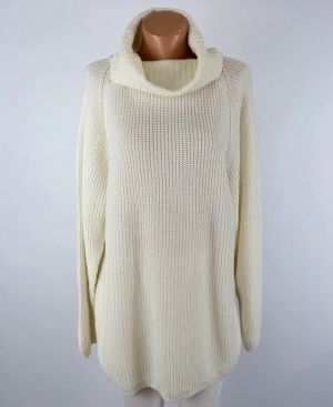 Дълъг кремав пуловер