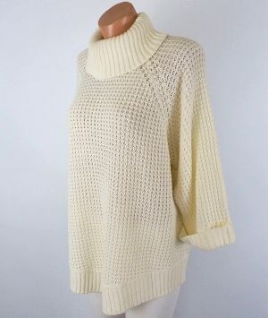 Кремав пуловер с къс ръкав