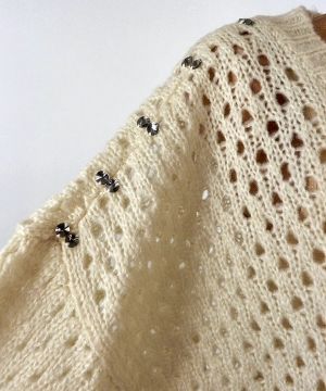 Кремав пуловер с едра плетка и украси по рамене BPC