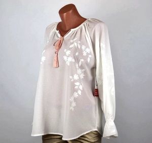Бяла блуза с рисунка