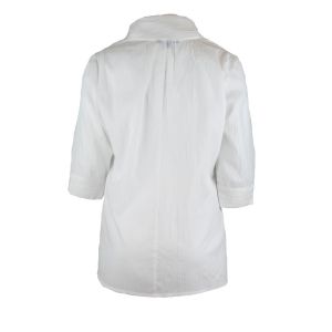 Бяла блуза с асиметрична яка и интересно закопчаване