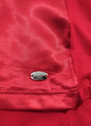 Червена сатенена блуза